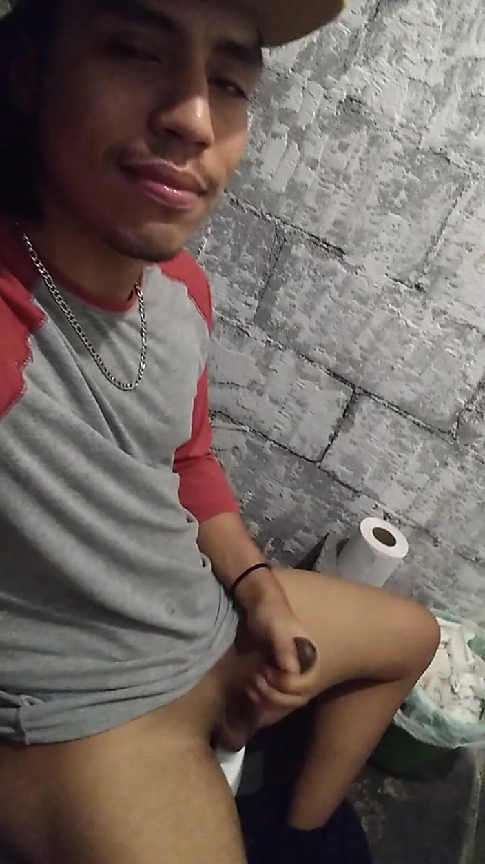 AlexAlejandro13: Porto il mio cazzo fuori in bagno