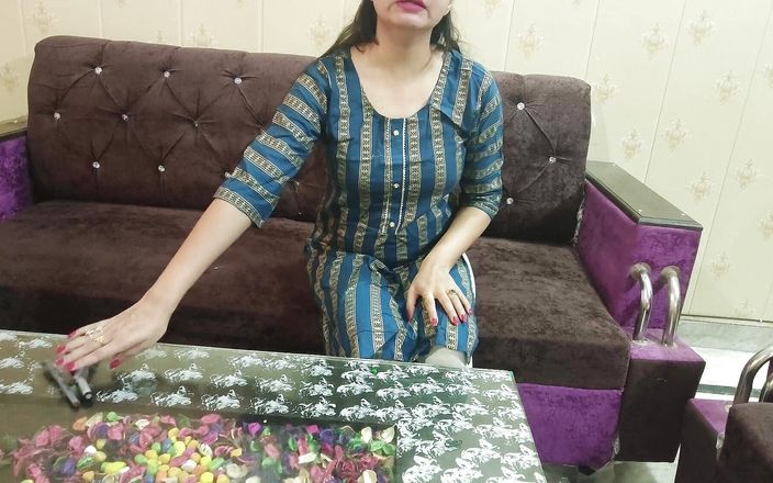 Saara Bhabhi: Stiefmutter verführt stiefsohn, indem sie am Freundschaftstag ihre freundin ist