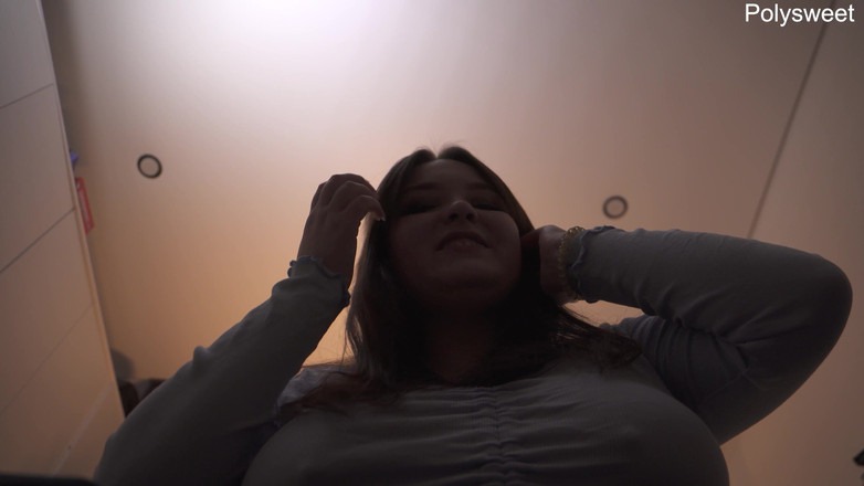 Polly Sweet: Strap-on'umu emdikten ve ayak parmaklarımı yalayınca ağzına tükürdüm