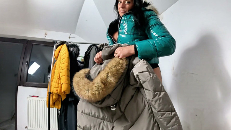 MilfyCalla: Glanzende downjacket fetisj plagen