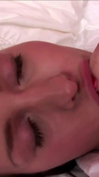 Teen arrapate si scopano a vicenda con uno strap-on