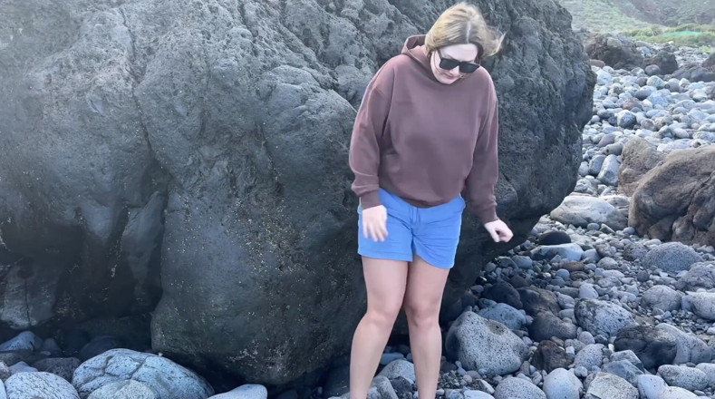 Emma Voyeur: Chica sin bragas hace pis en playa pública