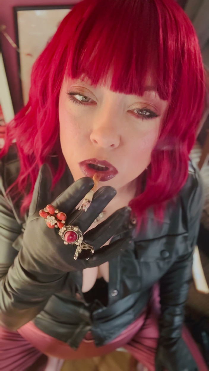 Tina Snua: Din älskarinna Tina Snua klädd i läderkedja rökning 2 kork cigaretter
