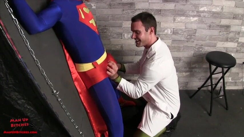 ManUpFilms: Super-homem recebe bolas