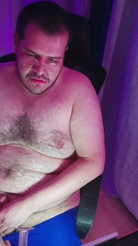Pulisce l'orso gay che fuma nuvole sul desktop mentre ihes lavora da casa-1