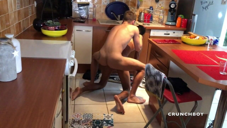 Twinks creampied by straight boys: Anthony Austin usado cru por romantik na cozinha