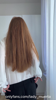 JOI la segretaria milf biricchina torna lentamente a casa, fa uno spogliarello e ti fa venire (dice)