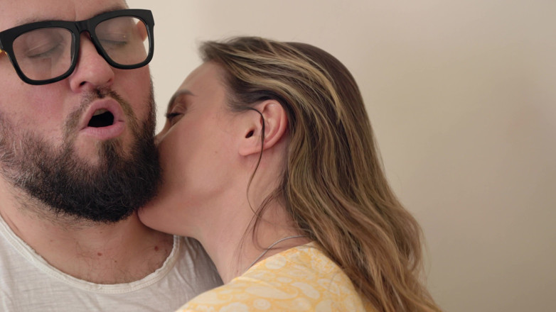 Mary Frost: Un plombier baise une femme au foyer par la bouche...