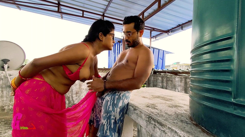 Horny_Bong: インドのバビは彼女の顔にクリームを塗る
