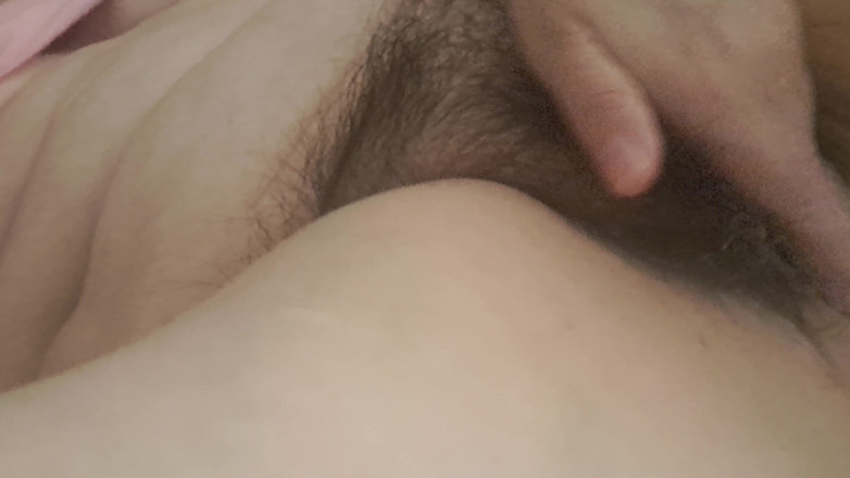 Mommy big hairy pussy: 継母、目覚めて、鼻で鼻をかき、自分を触っている