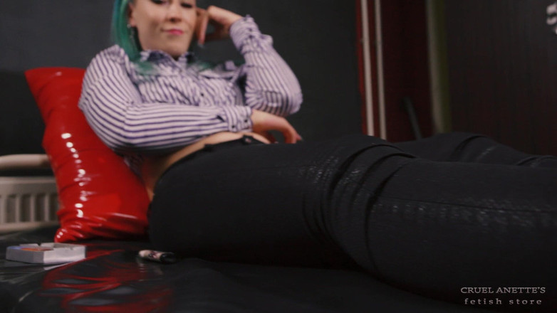 Cruel Anettes fetish world: Engula tudo! POV