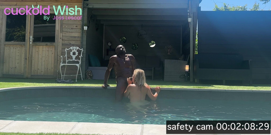 Joss for Cuckold wish: ルマカリーがプールでセックスされる