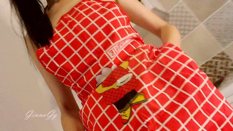 GinnaGg: O gospodină sexy își ruginește sexual șorțul în bucătărie