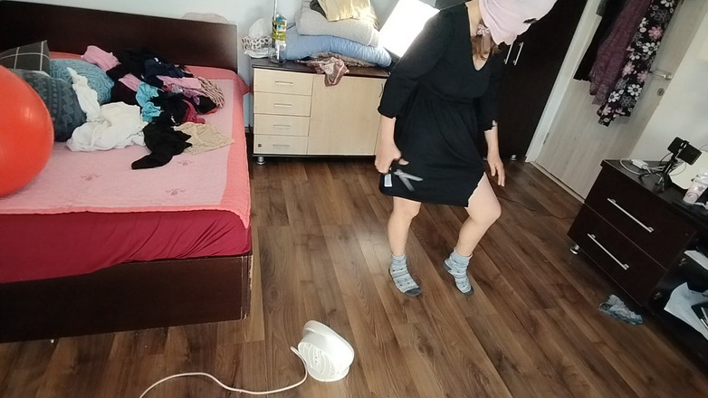 Mirsur: Sexy brunetka se baví zkoušením oblečení. Sexy máma tančí nahá...