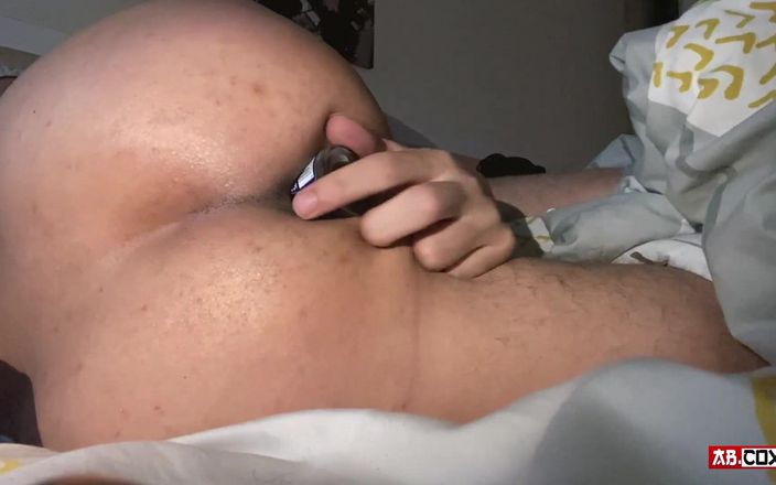 TattedBootyAb: Twink teen wkłada ogromny tyłek w dupę || Orgazm analny - wstawianie...