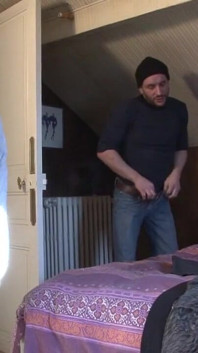 Un pervers excitat se masturbează cu o femeie mai în vârstă la duș