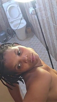Kráska bohatá Ebony si zkouší hrát se svou kundičkou na bazénu