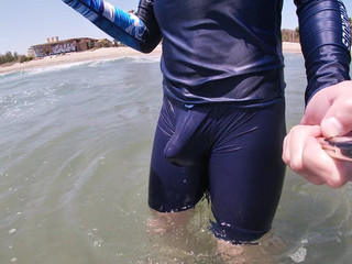 Cool Body: Surfař je vztyčen v jeho Lycrě pro potěšení lidu