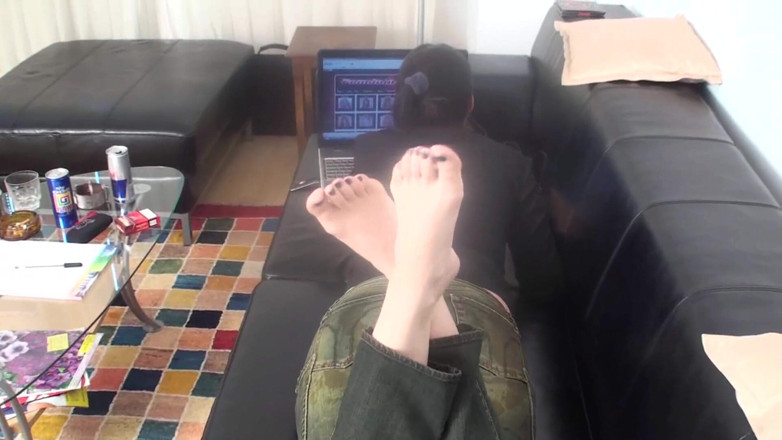 Foot Girls: Stopy Xeni zwisające do muzyki