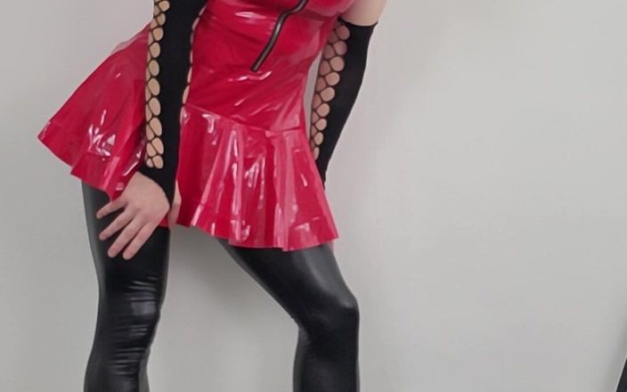 Nicole Nicolette: Dokuczanie w czerwonej mini sukience PVC, czarnych leginsach i szpilkach