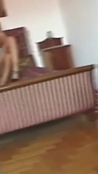 Выходящий из пещеры дама с большими натуральными сиськами прибывает с ее высокими каблуками в райский тройничок