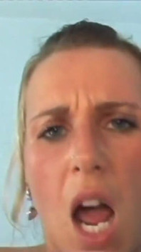 La chica va al ginecólogo que se folla el coño y se corre en su coño