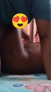 자지를 찾은 배고픈 배다른 여동생