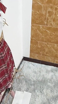 Ata a mi novia con peluca a la pared y hazle cosquillas