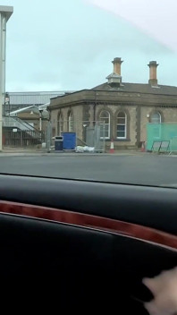 Stygg enorma tuttar slampa hakar på sin lömska länk i bilen innan hon möter sin man