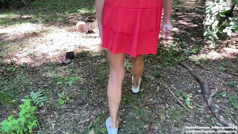 Ladyloveyoung60: Babcia na zewnątrz pokaż seksowny stringi sikanie sikanie tryska obciąganie...