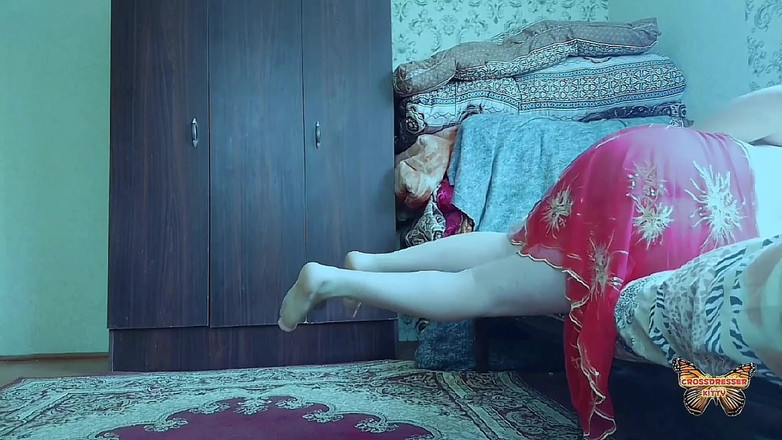 Kitty_Cross: Lekfull femboy som böjer sig framåt i kort denimkjol