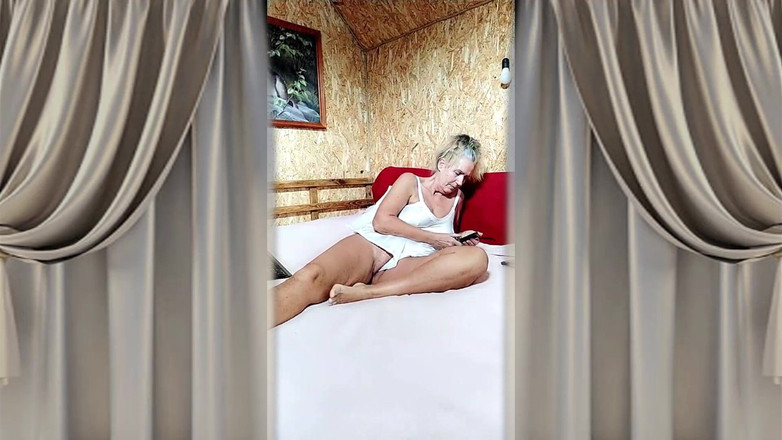 Lukerya: Sexy žena v domácnosti Lukerya s obrovským robertkem na velké posteli.