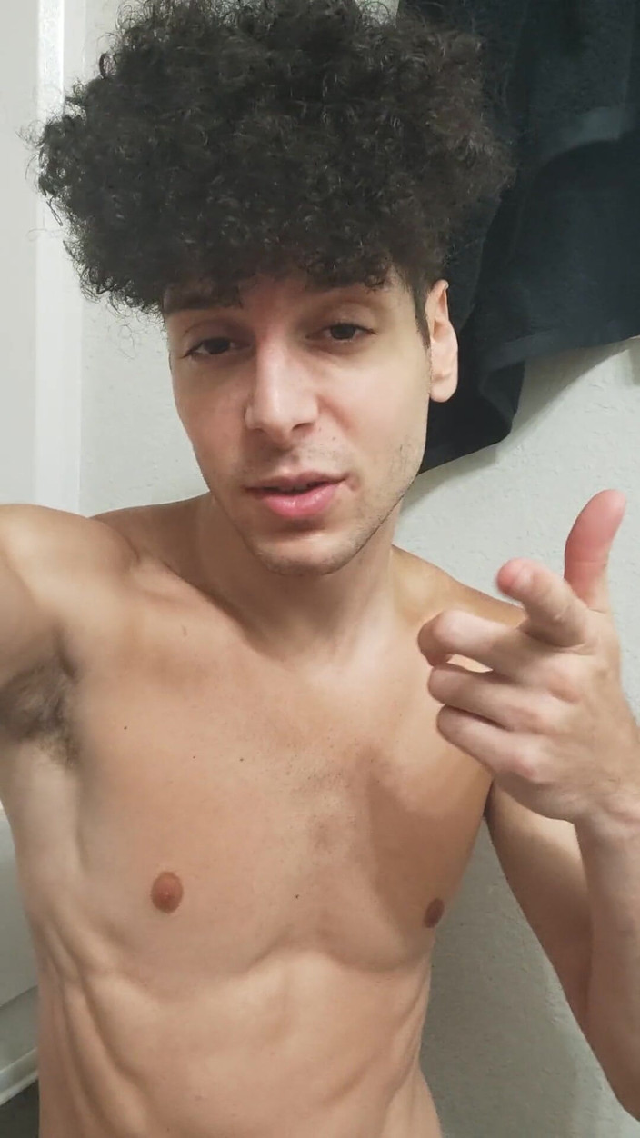 TikTok Boy: 大学男孩在浴室里抚摸他的鸡巴