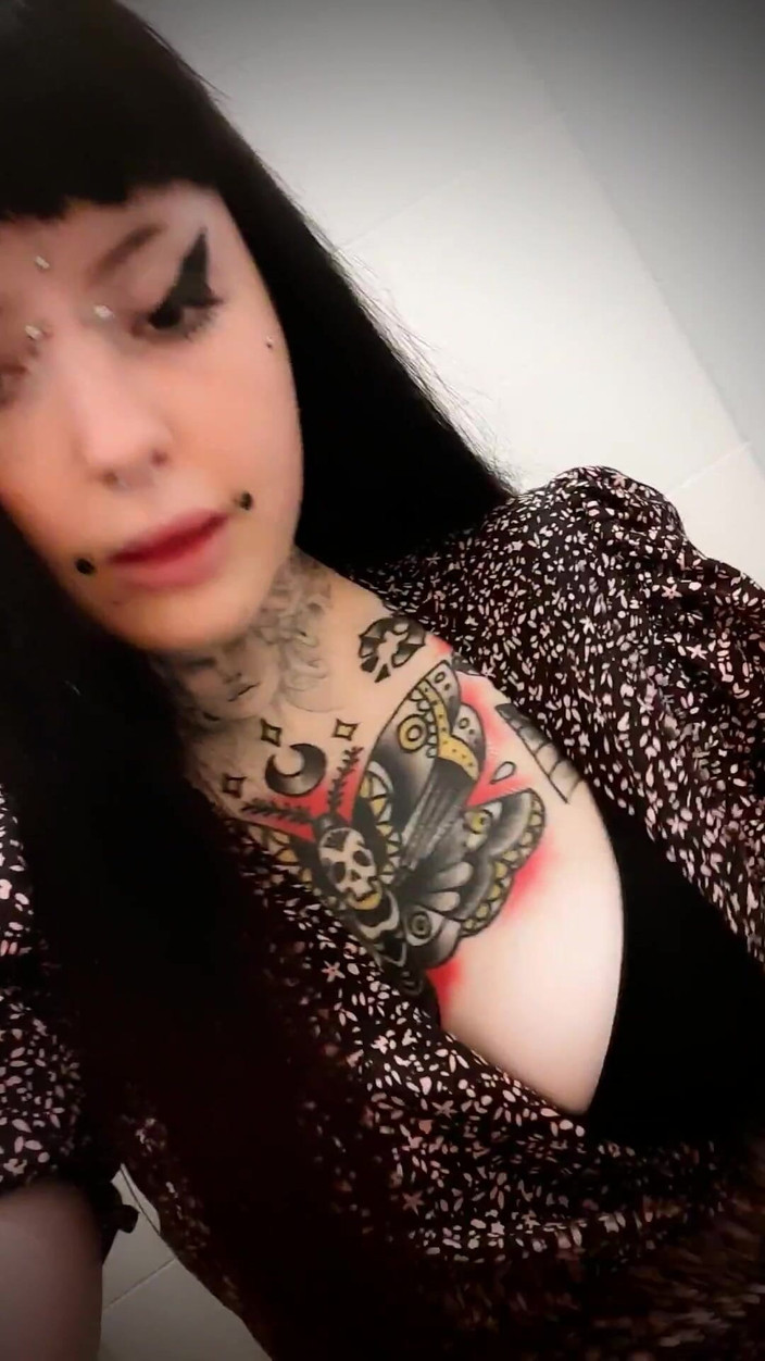 Yourfavecumslut: Stygg fitta spela i offentliga toaletter