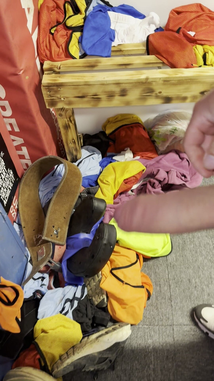 Andyleexxx: M-am obraznic în vestiar cu pula mea uriașă