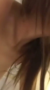 Giovane moglie asiatica cavalca l'amante mentre succhia un grosso dildo