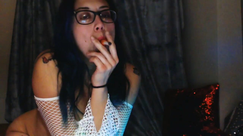 Babe town: Nervös camgirl röker innan du spelar