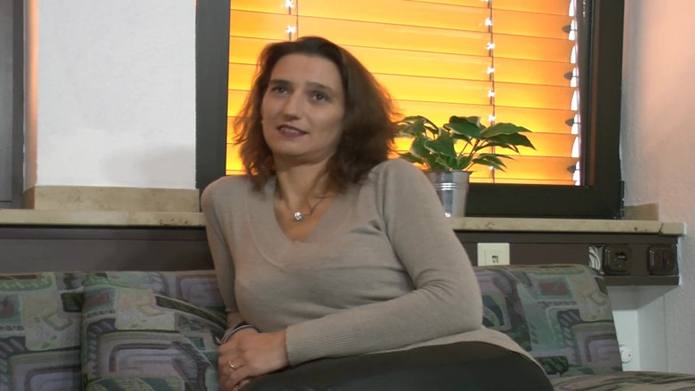 Deutsche Frauen: O mamă sexy germană uimitoare se masturbează în acțiune solo