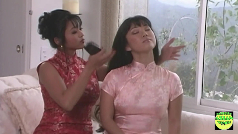 Naughty Asian Women: Азиатская девушка наблюдает в неверии, как она получает два больших члена в межрасовом тройничке