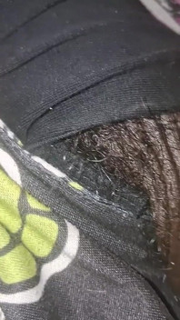 Sudut pandangan dekat & batang hitam besar peribadi yang belum dipotong