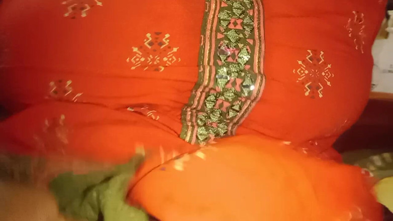 Tamil Anti Uma: Chytil jsem tetičku a vymačkal ji a dal si prst...