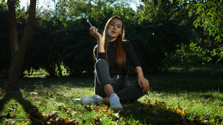 Russian Smokers: Seducente bellezza russa che fuma una sigaretta vibra all'aperto