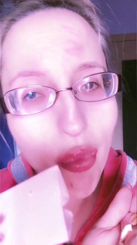 Asmr rossetto rosso e mini torta mangiata