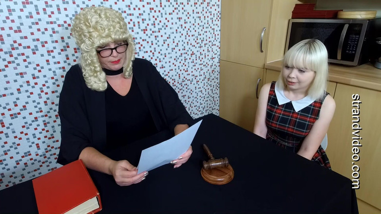 Sarah Stern: Cherry anglická soudkyně doma