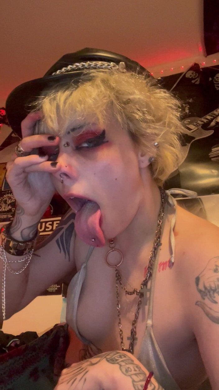 Glitterqueen1999: Goth Girl Glitterqueen1999 Stretches Her Button Nose with Ni
