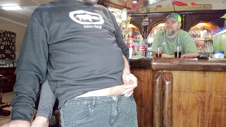 Bigjoefuckalott: 바 사이트에서 보고 있는 동안 마누라를 따먹는 옆집 이웃