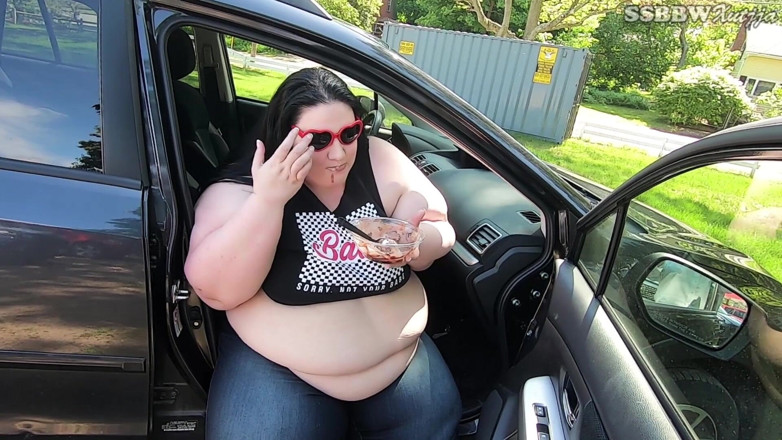 Xutjja: Äter glass i bilen