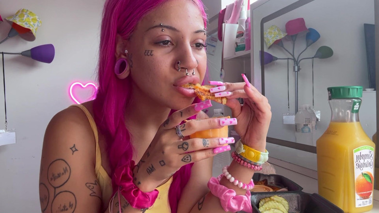 Nali Marie: Mukbang 热辣鸡辣脸暴食娇小少女舔舐第一人称视角 mozzarella插长指甲食物吃