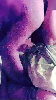 Une femme desi à gros cul en sari suce une bite et se fait doigter la chatte et chevauche une bite