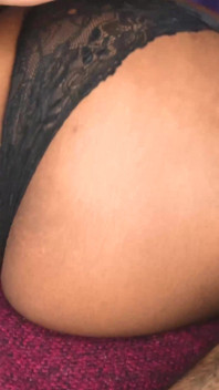 彼女はしゃぶり始め、すぐに私は超硬くなったペニスになり、熱いお尻に射精しました